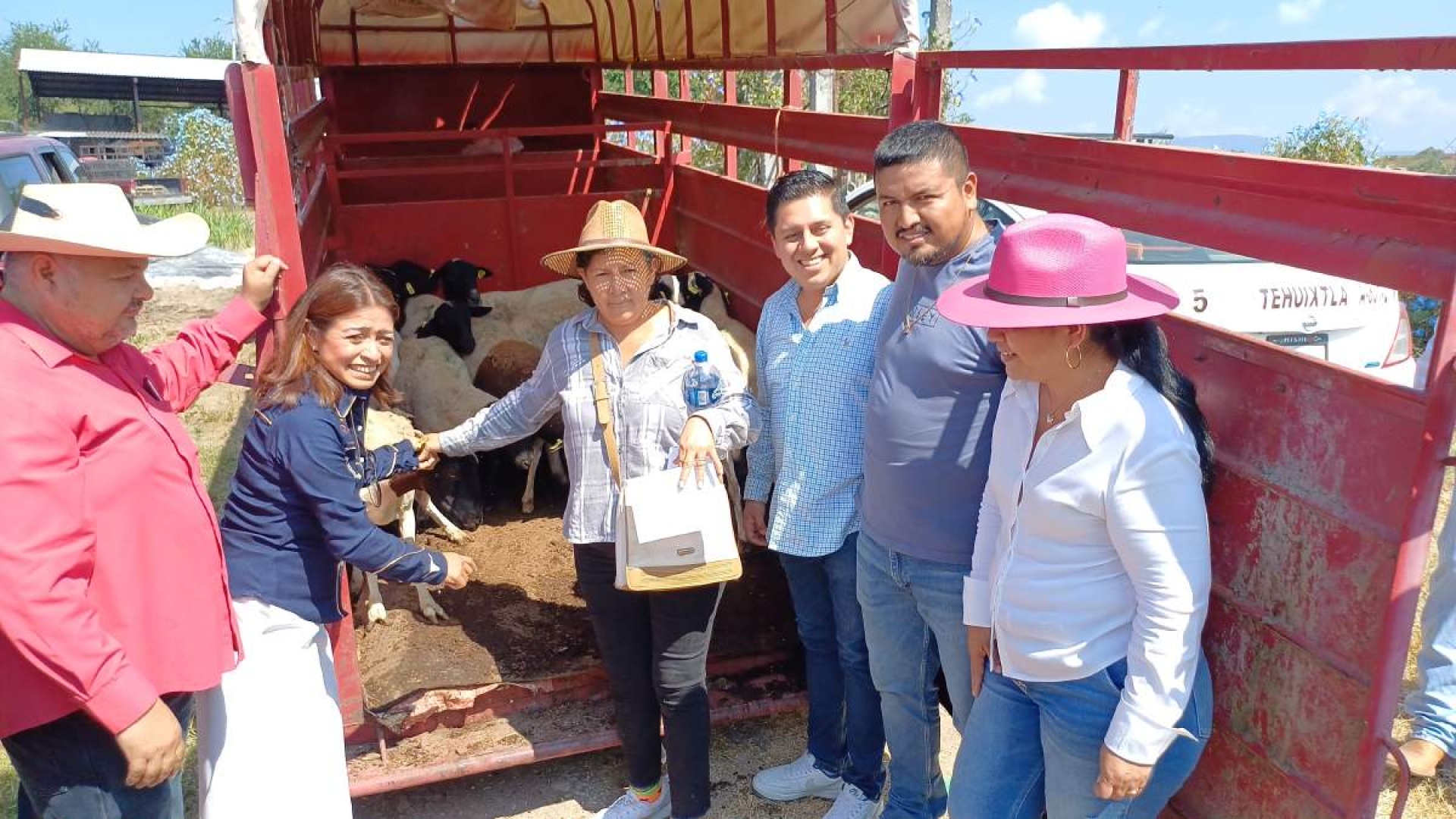 Entregan apoyos del FAEDE a ganaderos de Jojutla