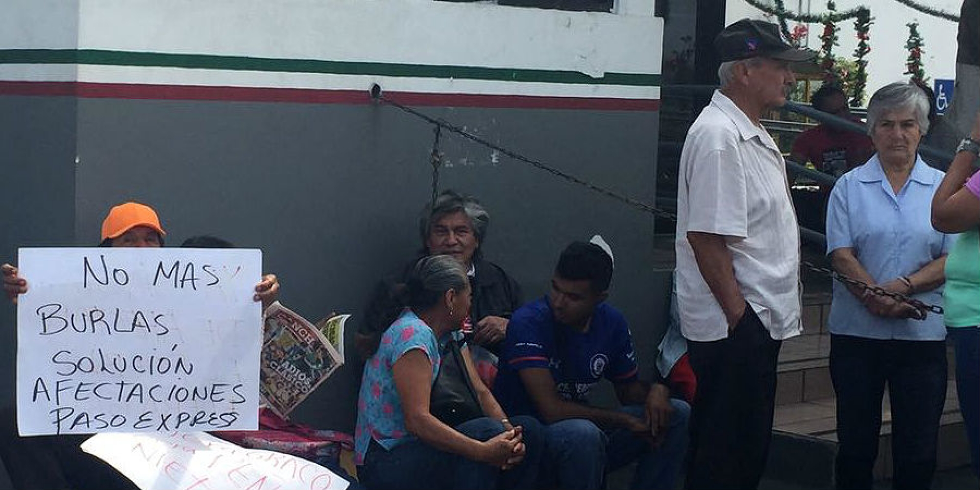 Se manifiestan integrantes de la Asociación Cívica Morelense en la SCT