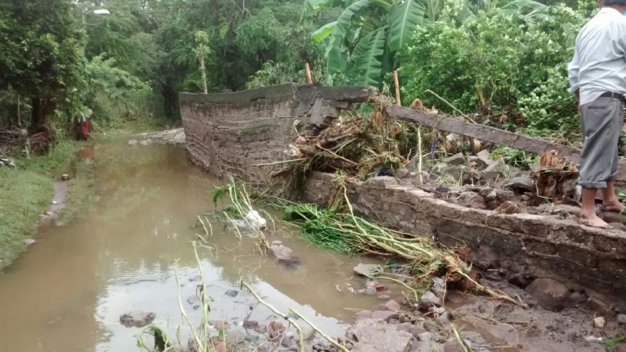 Desbordamiento de la barranca “Los Limones” deja daños en Cuauchichinola