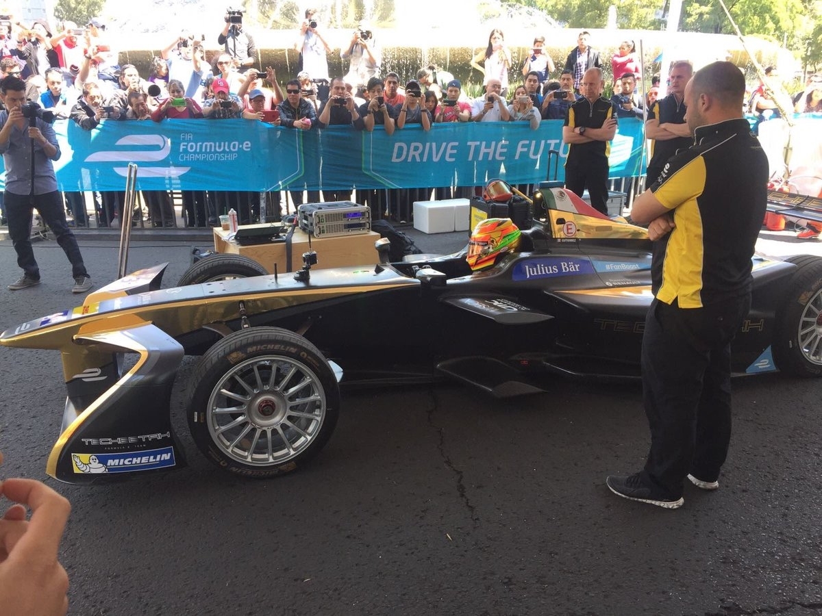 Esteban Gutiérrez da exhibición de la Fórmula E en Paseo de la Reforma