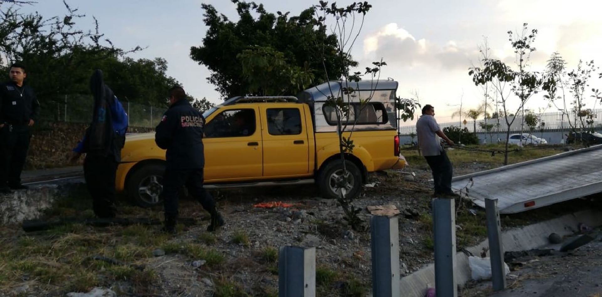 Arrestan a dos jóvenes acusados de robarse una camioneta