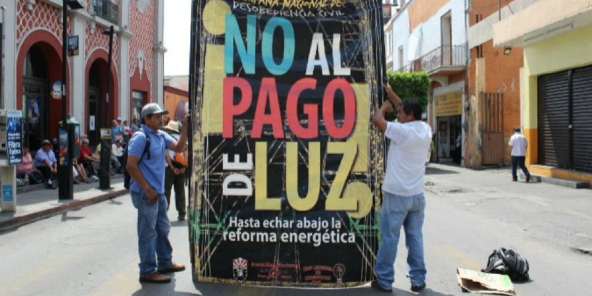 Marchan integrantes de la ANUEE en el centro de Cuernavaca