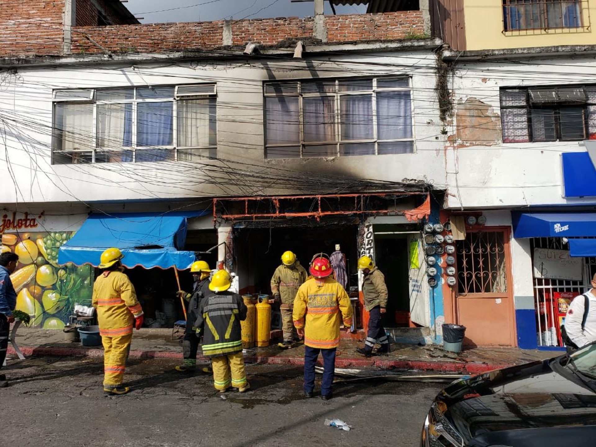 Incendio causa daños en taquería de la Carolina