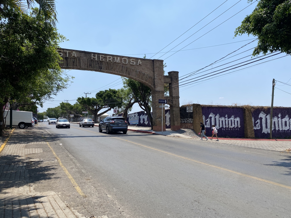 Más de cien millones de dólares ha invertido la familia Estrada en pavimentación de calles en Cuernavaca