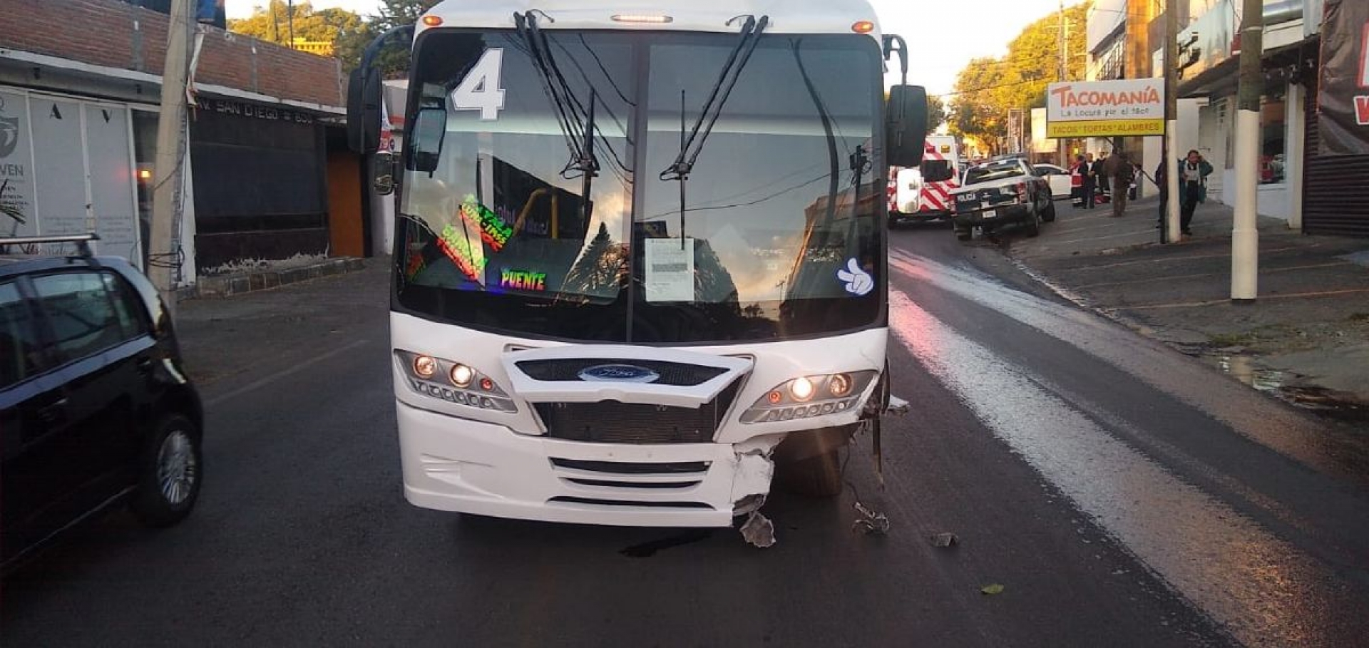 Choque entre un auto y una "ruta" deja dos heridos