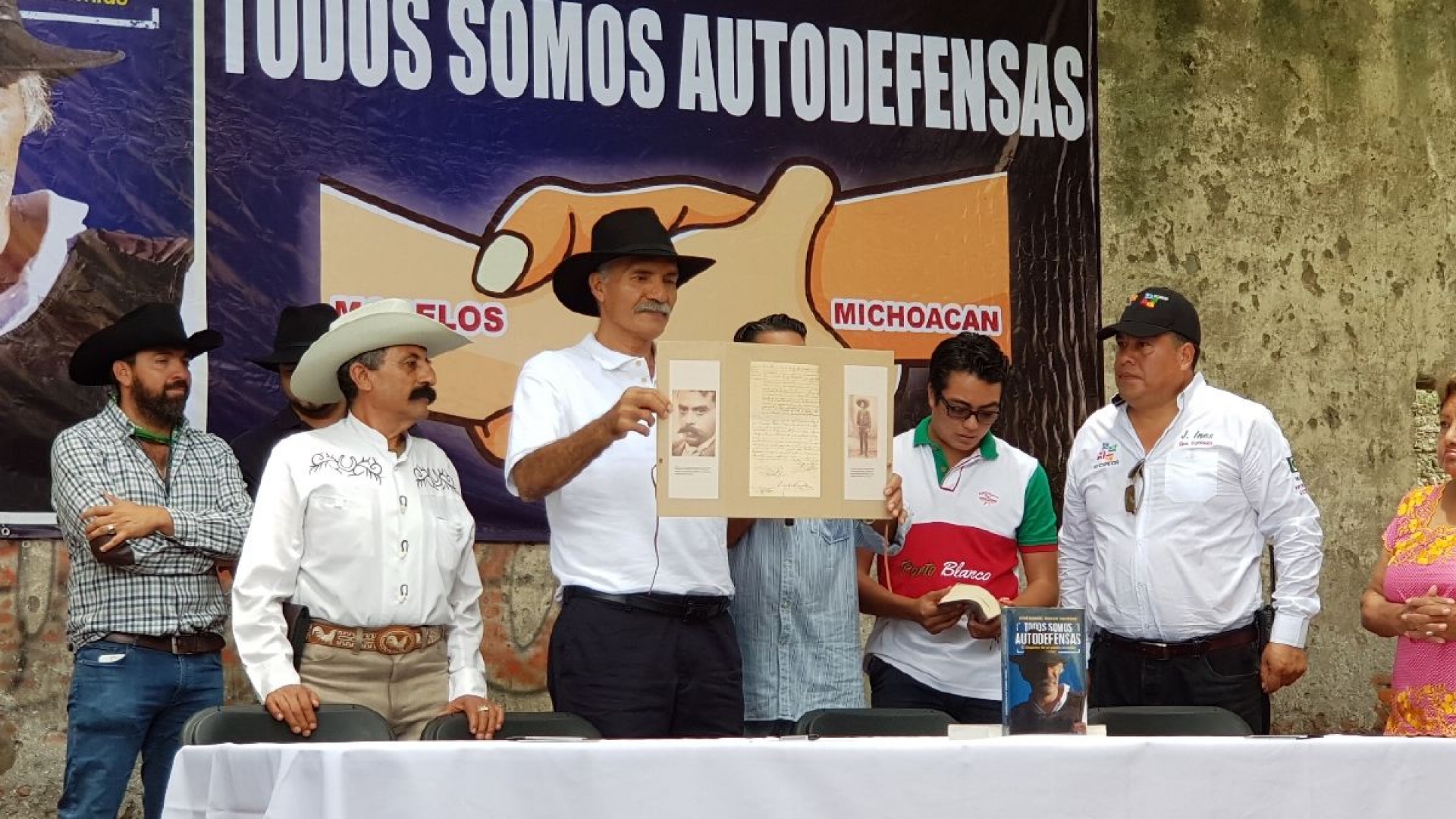 Presenta Mireles su libro “Todos somos autodefensas” en Ayala