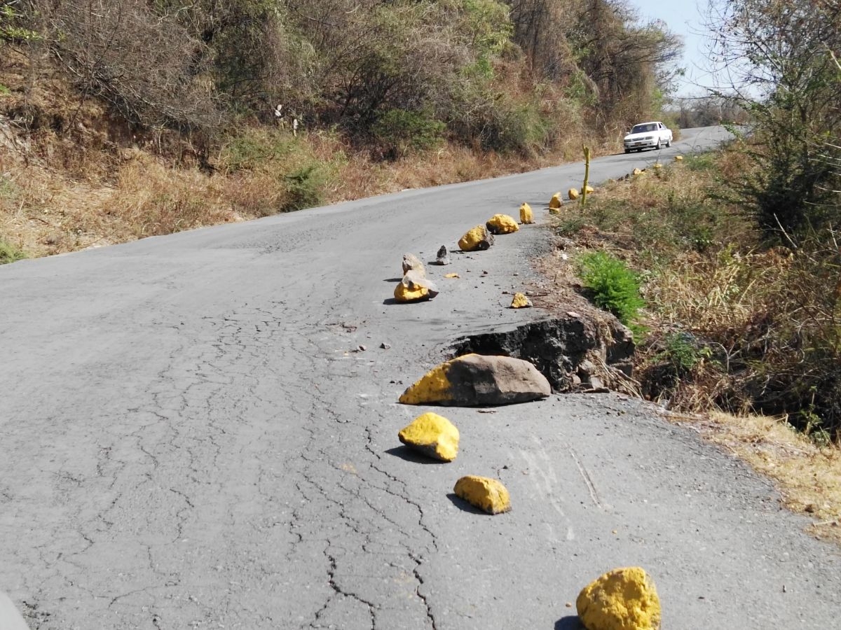 Se quejan vecinos por mal estado de la carretera que conduce a las comunidades de Palo Grande y Palpan