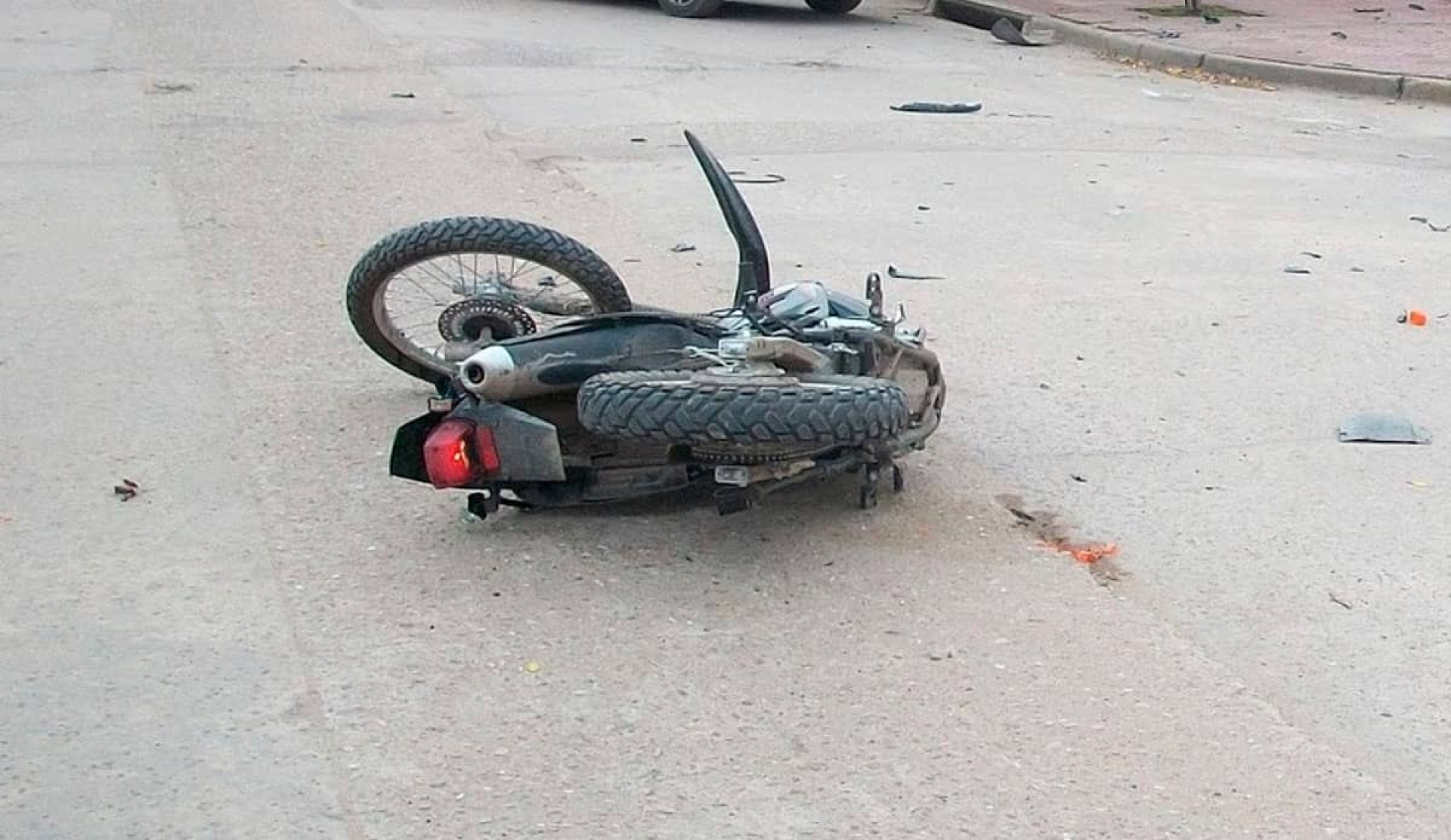 Muere adolescente al caerse de una motocicleta
