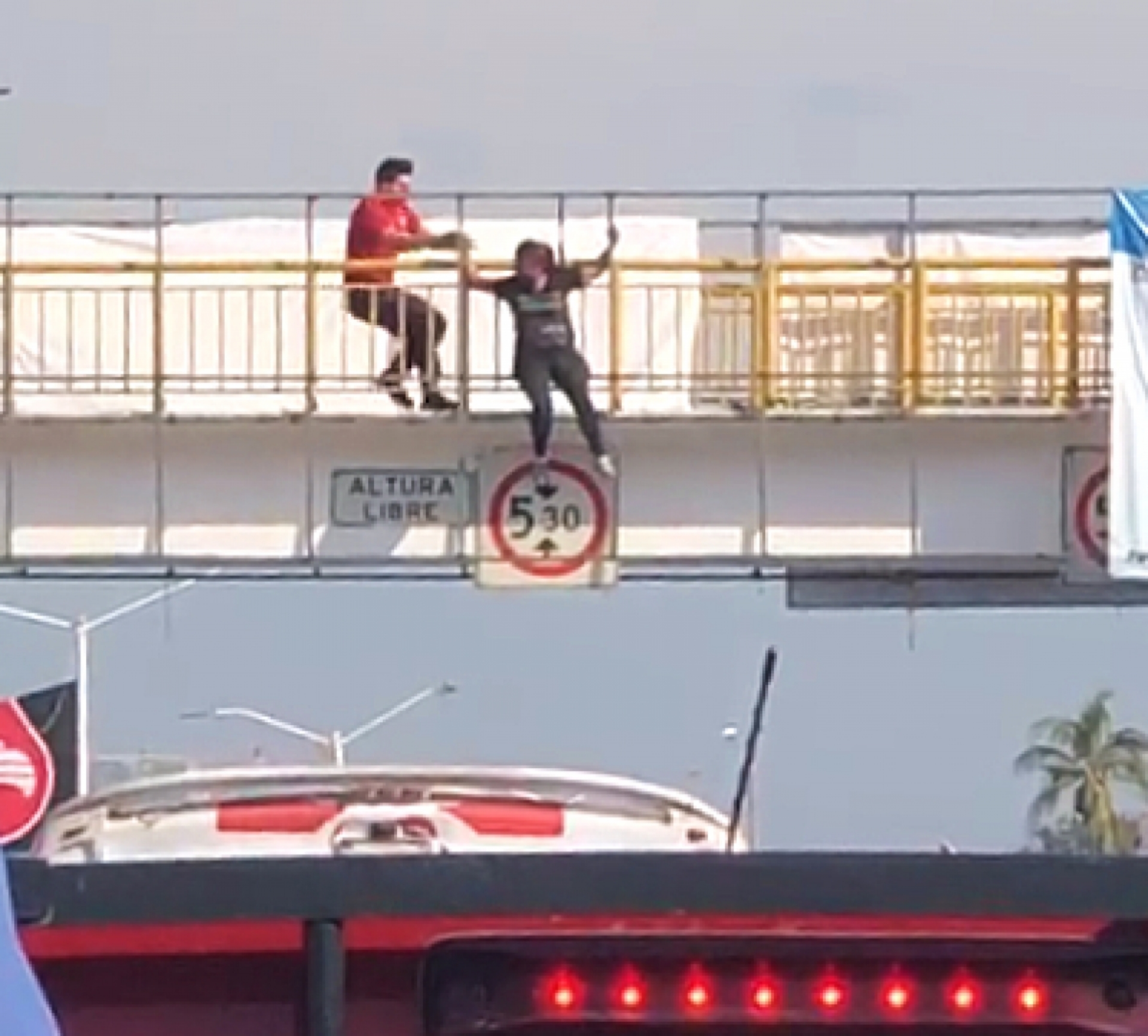 Una mujer intentó lanzarse desde un puente peatonal