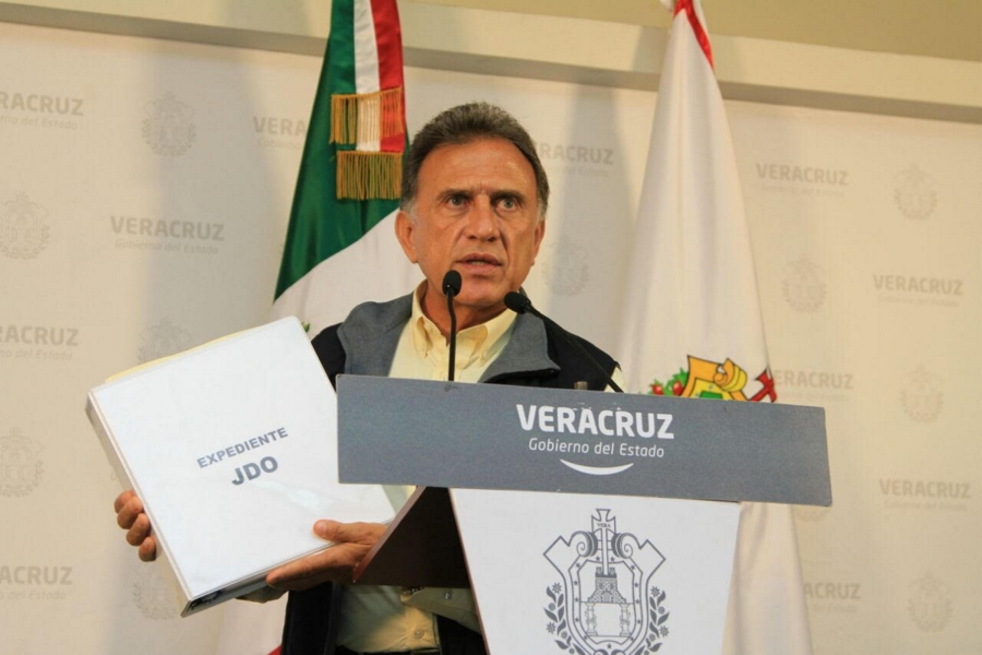 Yunes entrega más pruebas contra Karime Macías a PGR