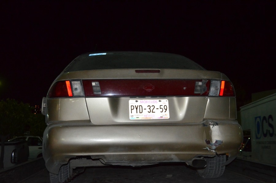Los sorprendieron desvalijando un auto