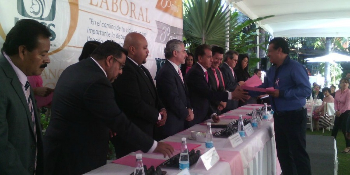 Entregan reconocimientos a personal del IMSS por años de servicio