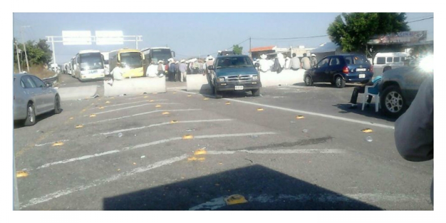 Productores de la región oriente mantienen el bloqueo en la carretera México-Oaxaca