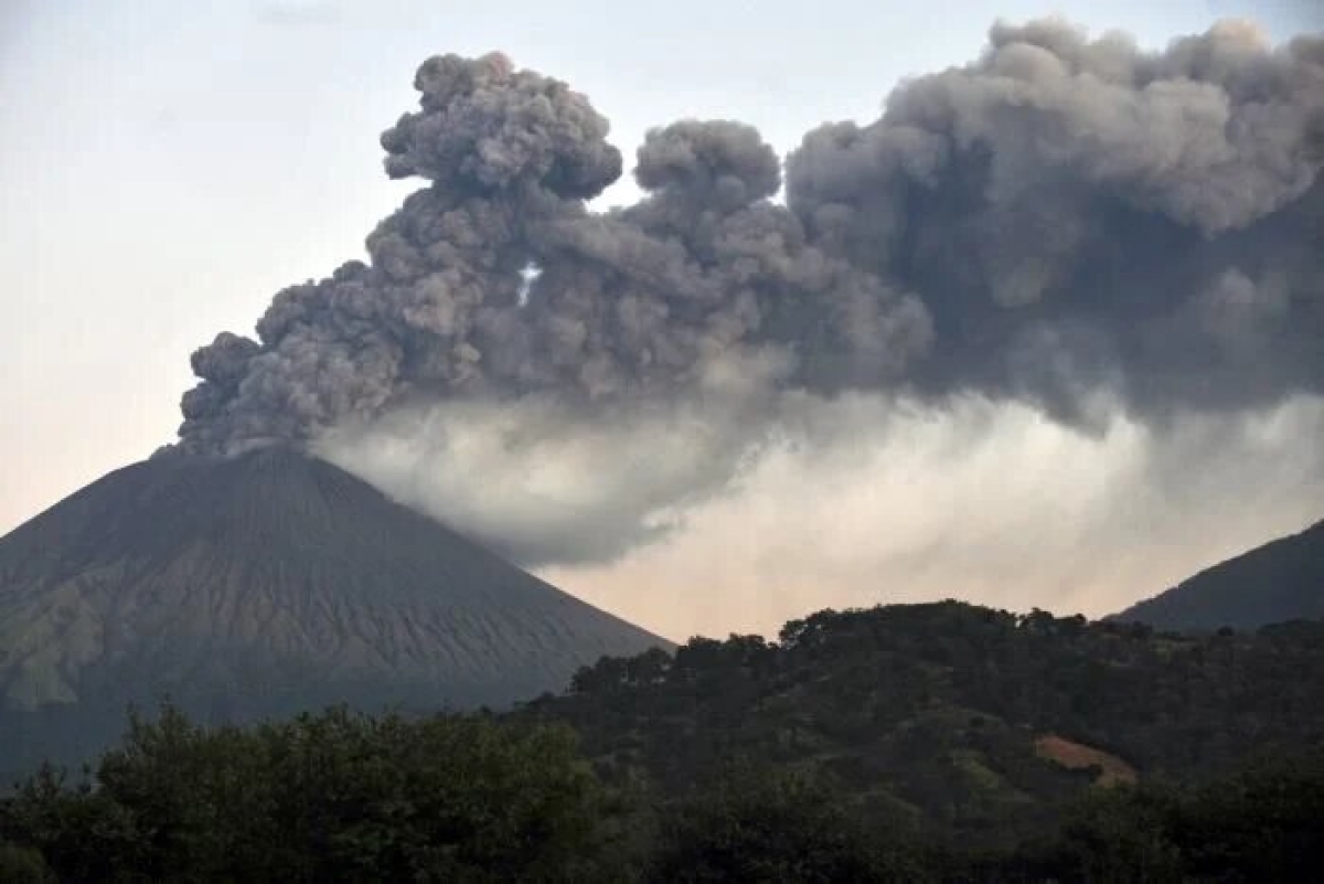 Explosión del volcán San Cristobal en Nicaragua cubre de ceniza y arena varias comunidades