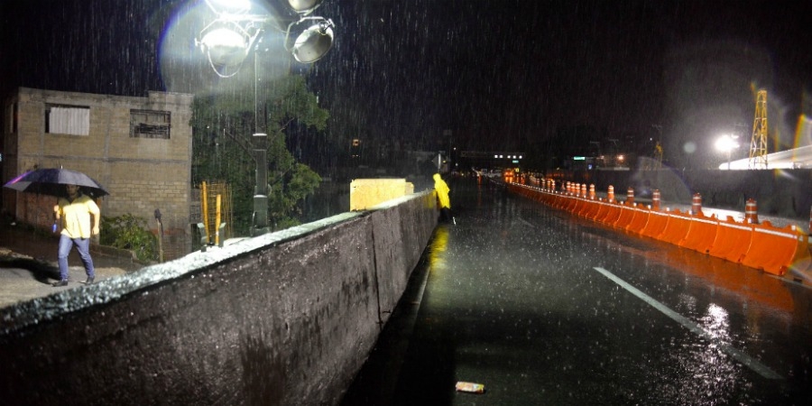 Cerraron durante la madrugada circulación en el paso exprés, por lluvia