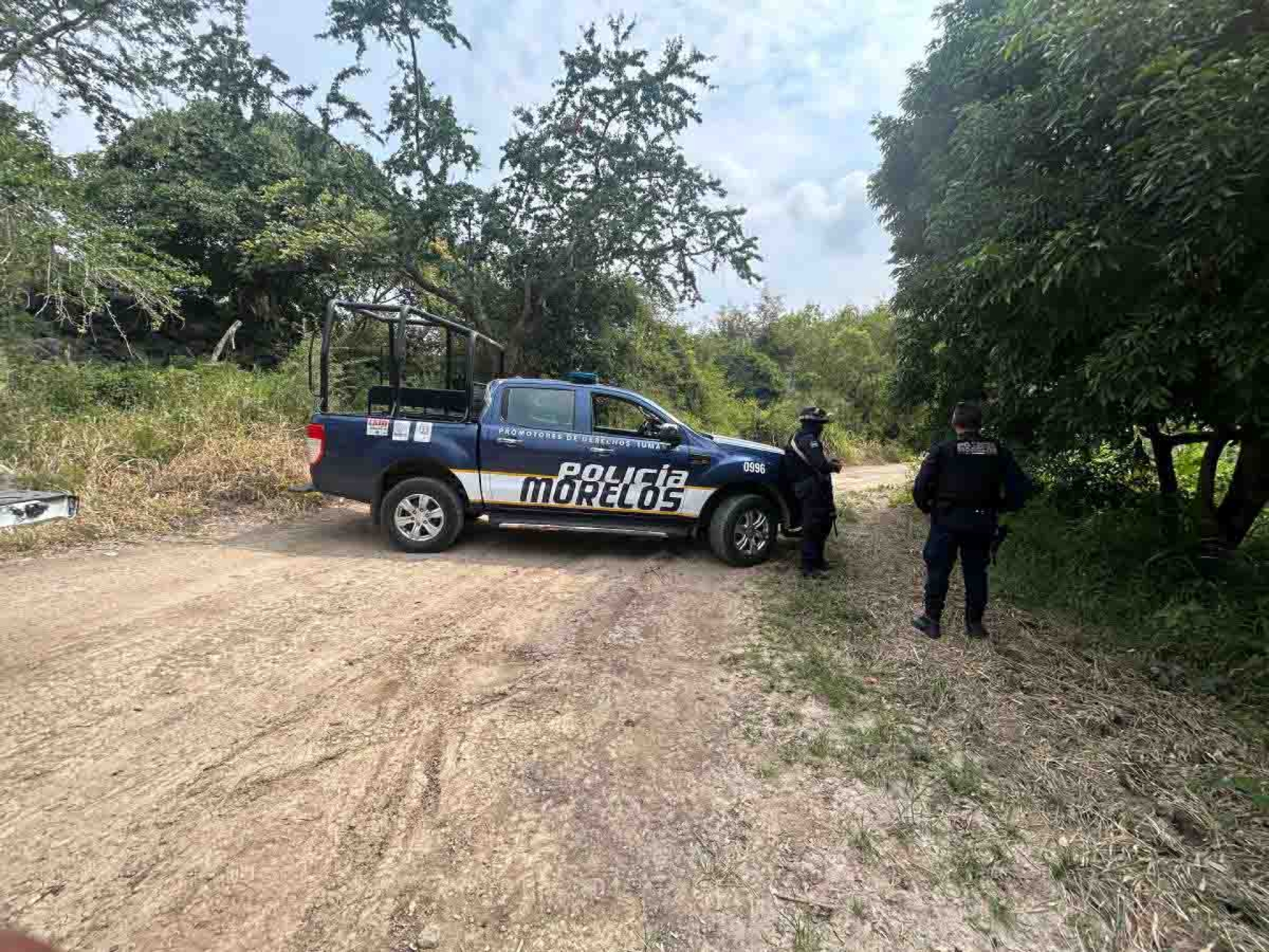 Tiraron un cadáver en un camino de terracería