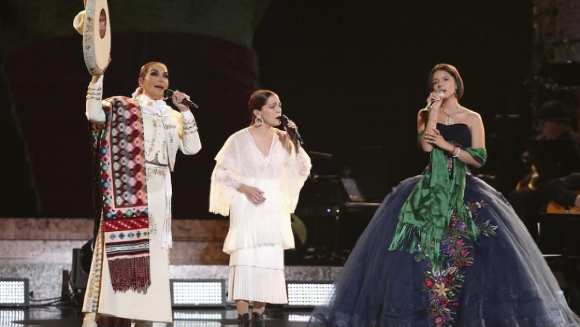 Aída Cuevas, Ángela Aguilar y Natalia Lafourcade brillan en los Grammy (VIDEO)
