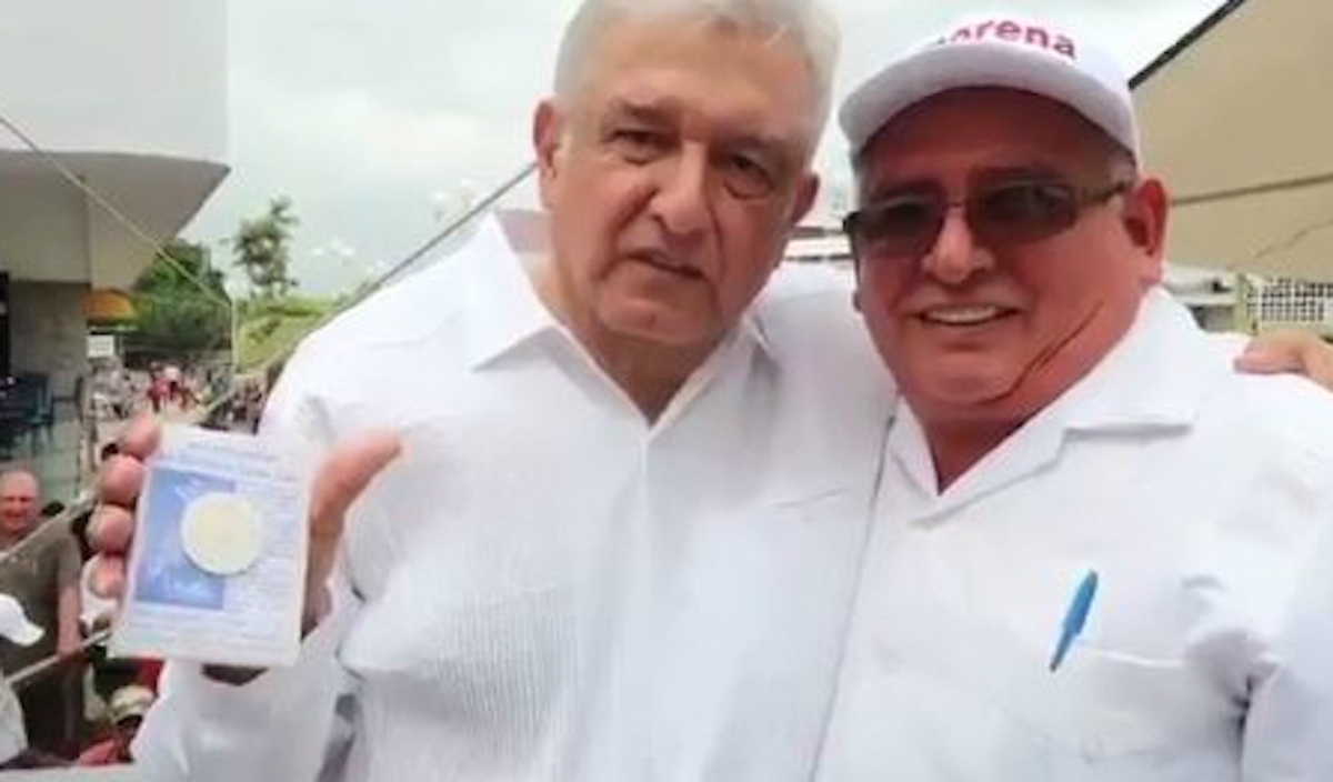 López Obrador recibe amuleto contra "zopilotes y buitres" en Catemaco