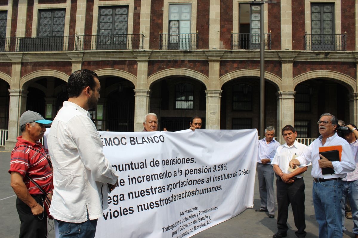 Protestan jubilados del SAPAC