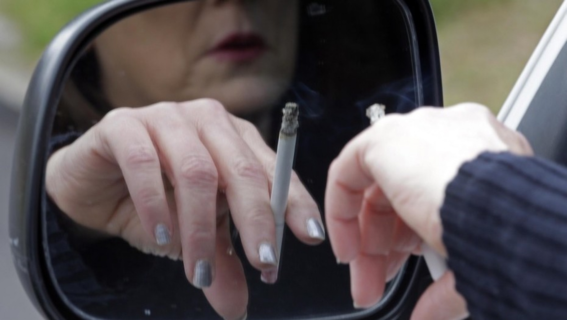 En vigor, multas para quien fume al manejar o lo haga en un vehículo en el que viajen menores