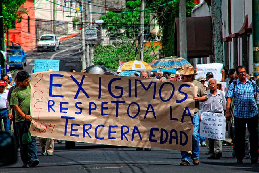 Protestan ancianos por abusos de transportistas