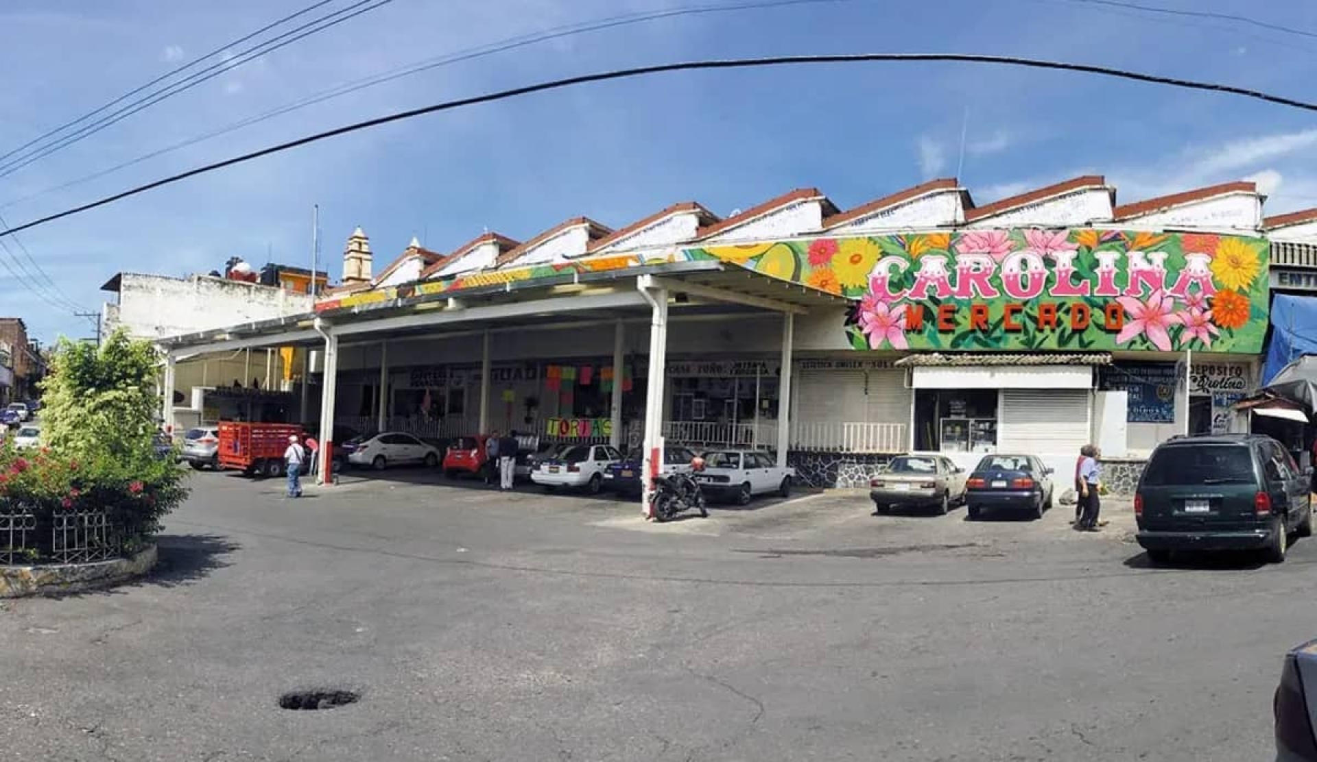Hieren a joven en el mercado de la Carolina