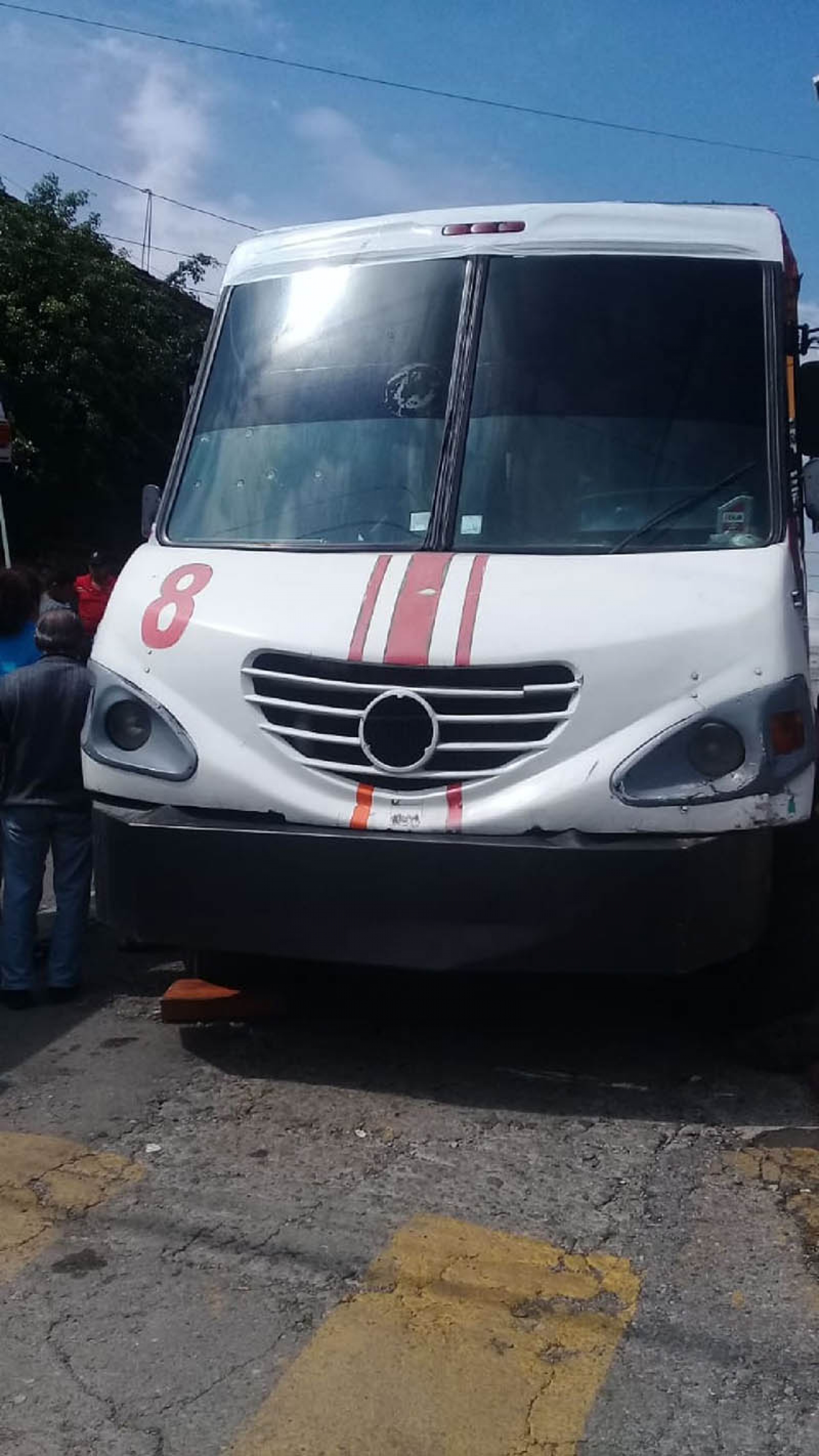 Dos mecánicos resultaron heridos al caerles encima una “ruta”