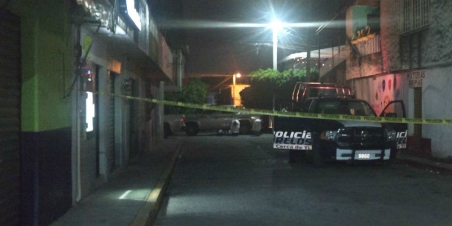 Una mujer muerta y dos hombres heridos, saldo de balacera en bar de Jiutepec