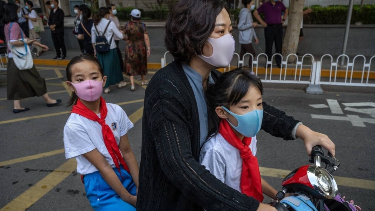 Cierran escuelas y cancelan vuelos en China por nuevo brote de COVID