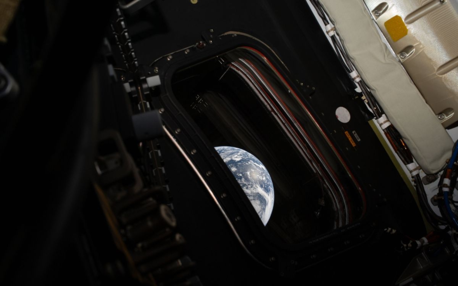 NASA revela imágenes de la Tierra desde la misión Artemis II