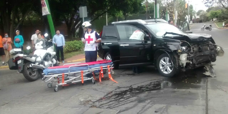 Accidente vehicular deja dos personas lesionadas en Cuernavaca