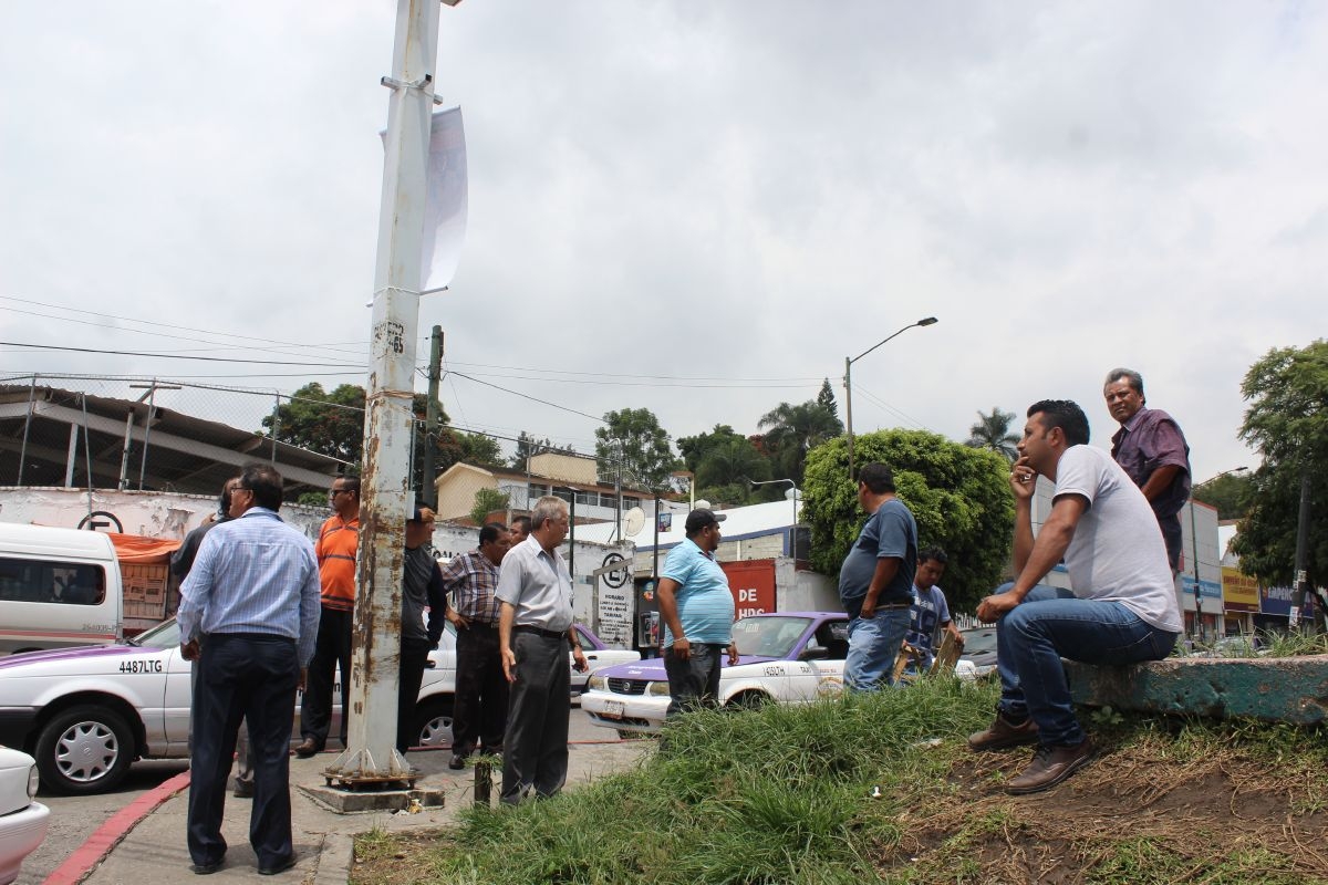 Taxistas se rebelan contra policías viales