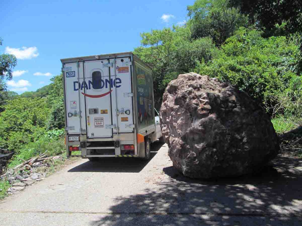 Se desprende roca de cerro y cae sobre carretera en Tlaquiltenango