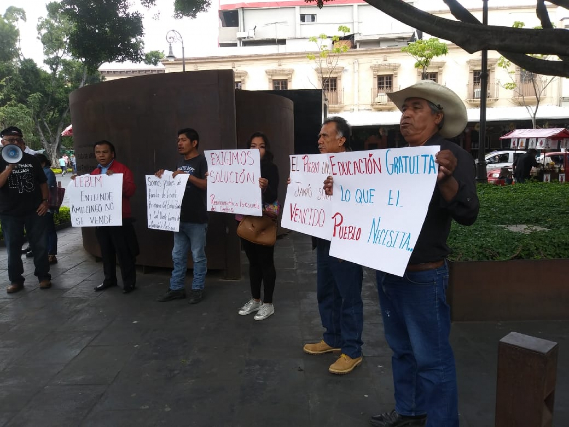 Protestan padres de familia de dos primarias de Amilcingo