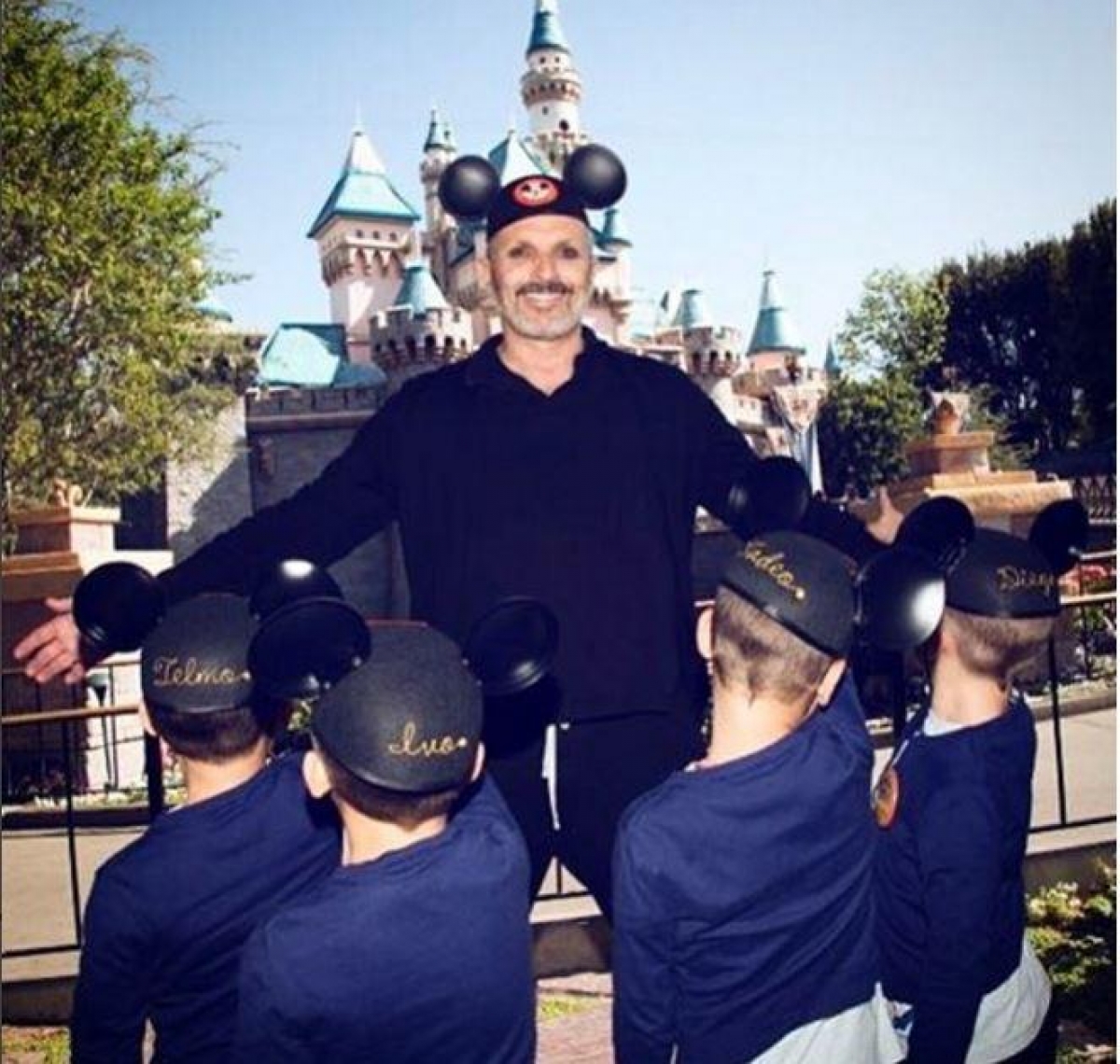 Miguel Bosé se ve obligado a revelar el rostro de sus 4 hijos por primera vez