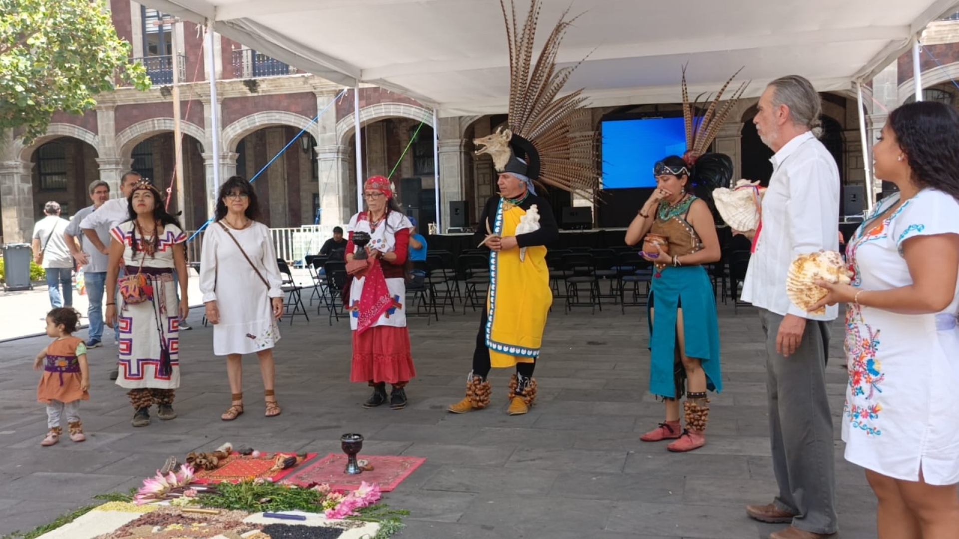'Caravana de medicina tradicional y alternativa' en el zócalo de Cuernavaca