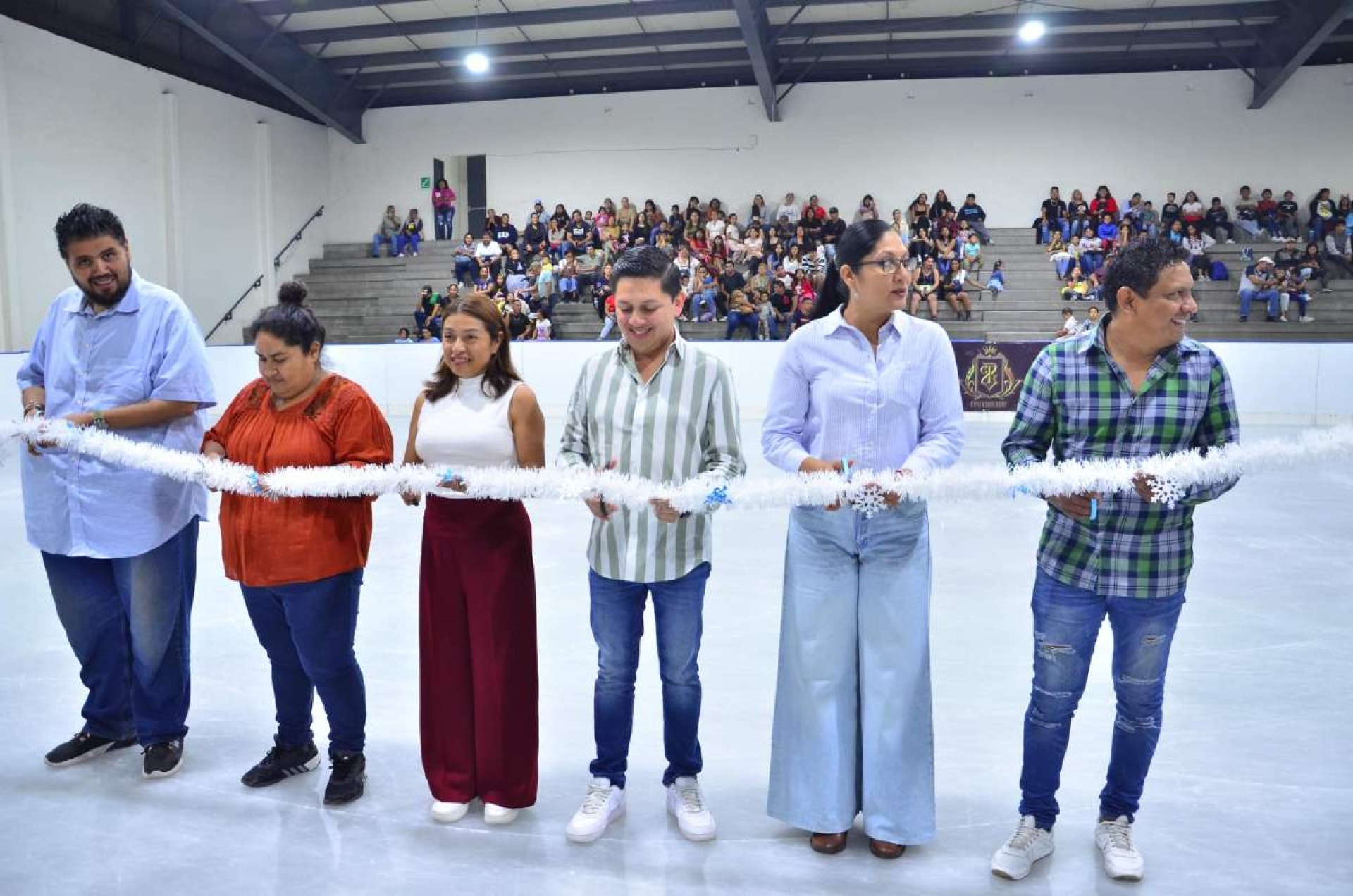 Con un espectáculo sobre hielo inauguran pista de hielo en Jojutla