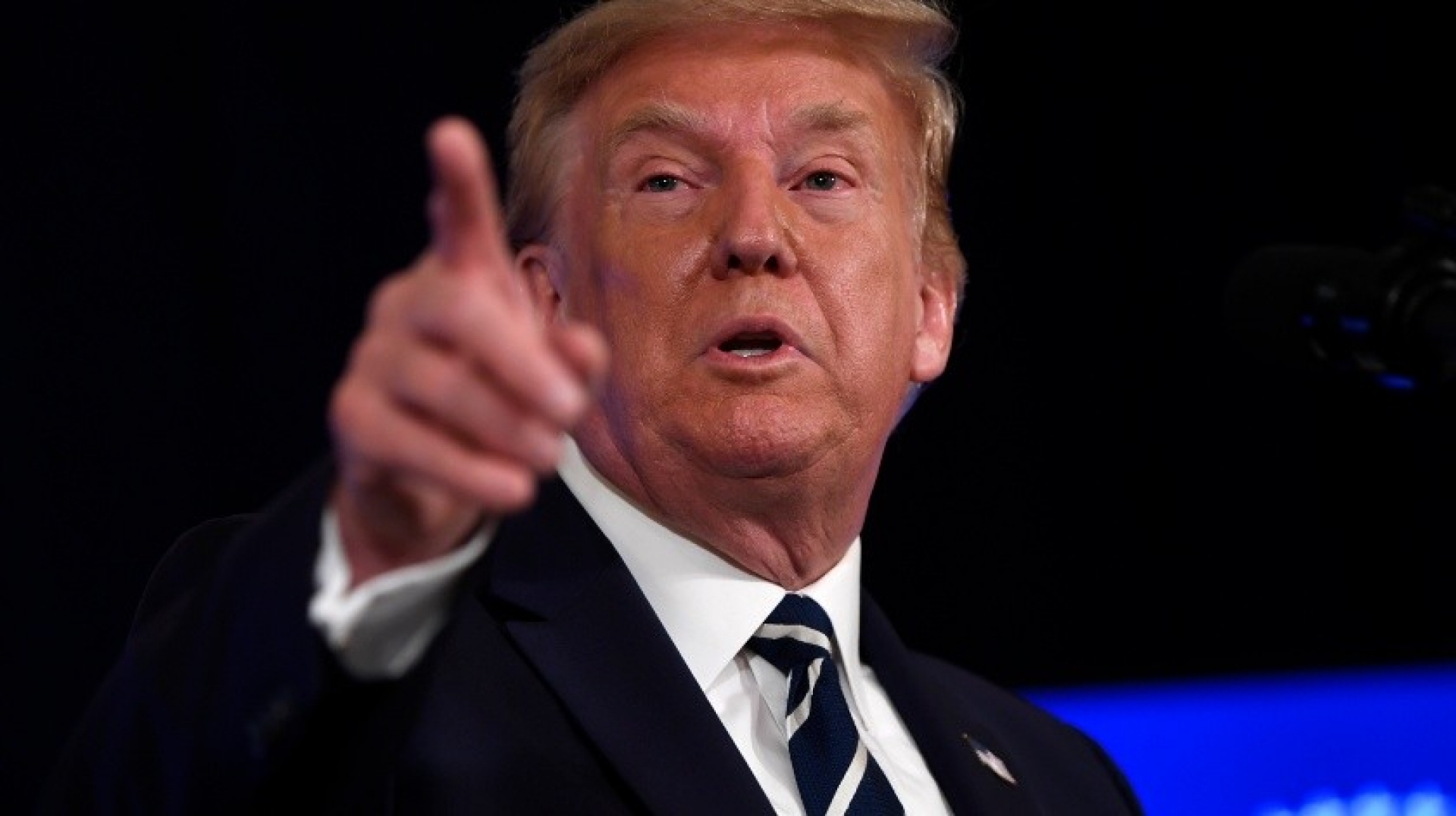 Detienen a mujer por envío de carta envenenada a Donald Trump