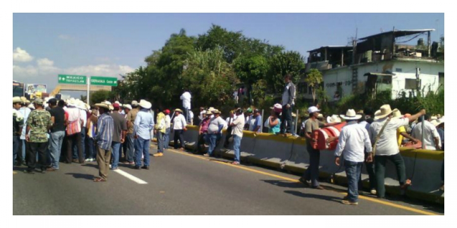 Bloquean campesinos la autopista México-Acapulco y el crucero de Cuatro Caminos en Amayuca