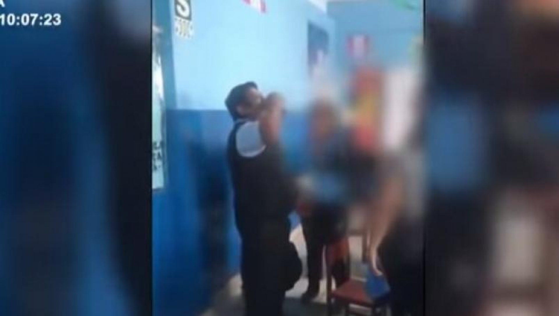 VIDEO: Captan a profesor tomando alcohol con sus alumnos en el aula