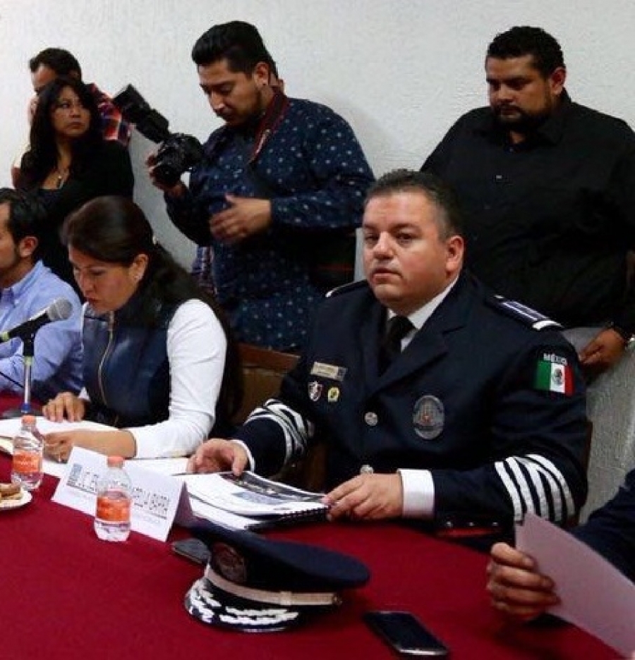 Cesan a dos policías que posaron en una patrulla con una mujer