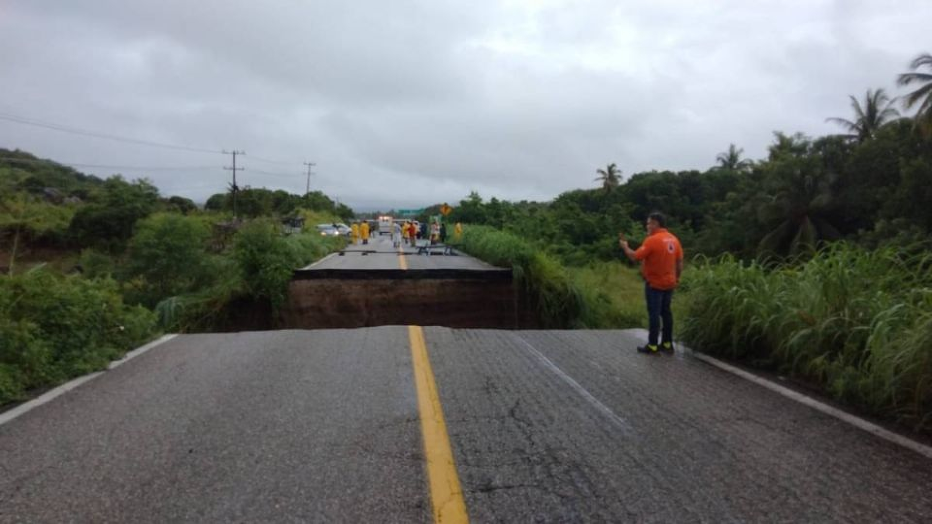 Tormenta Tropical 'Max' parte en dos la carretera Acapulco-Zihuatanejo en Guerrero