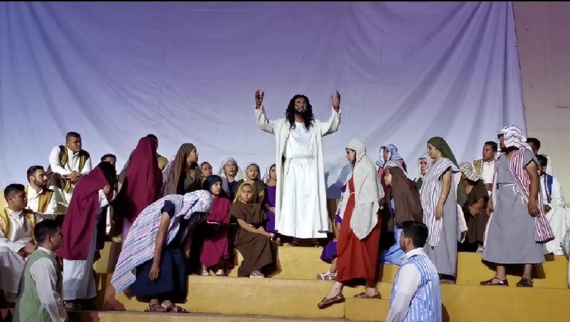 El alcalde de Coatlán personificó a Jesús en el viacrucis