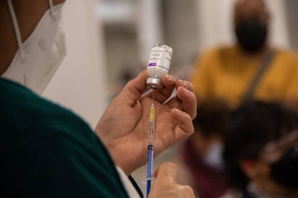 Vacuna de refuerzo contra COVID será universal en México
