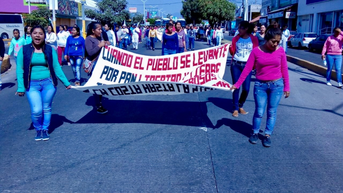 Bloquean vialidades en Cuautla normalistas de Amilcingo