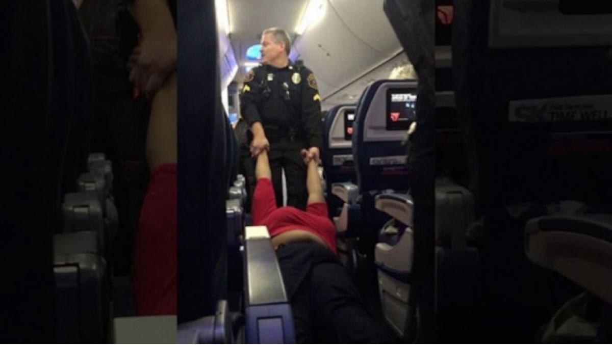 Por berrinchuda, la arrastran hasta sacarla de avión (VIDEO)