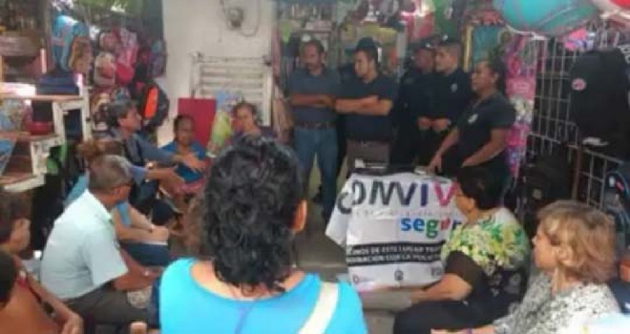 Alcalde de Axochiapan Edgar Muñoz se reune con comerciantes de la plaza Leandro Valle