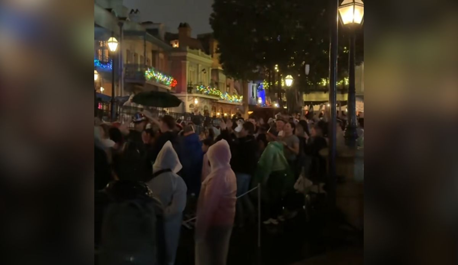 'El Tucanazo' suena en Disneyland y se vuelve fenómeno viral
