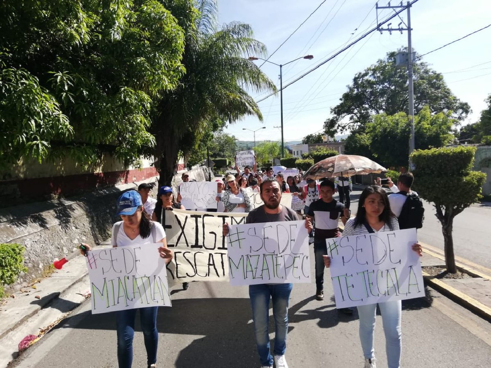 Marchan universitarios en la región poniente y Zacatepec en apoyo a la UAEM