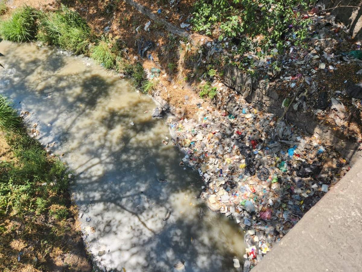 Denuncian estancamiento de aguas negras en barranca de Puente de Ixtla